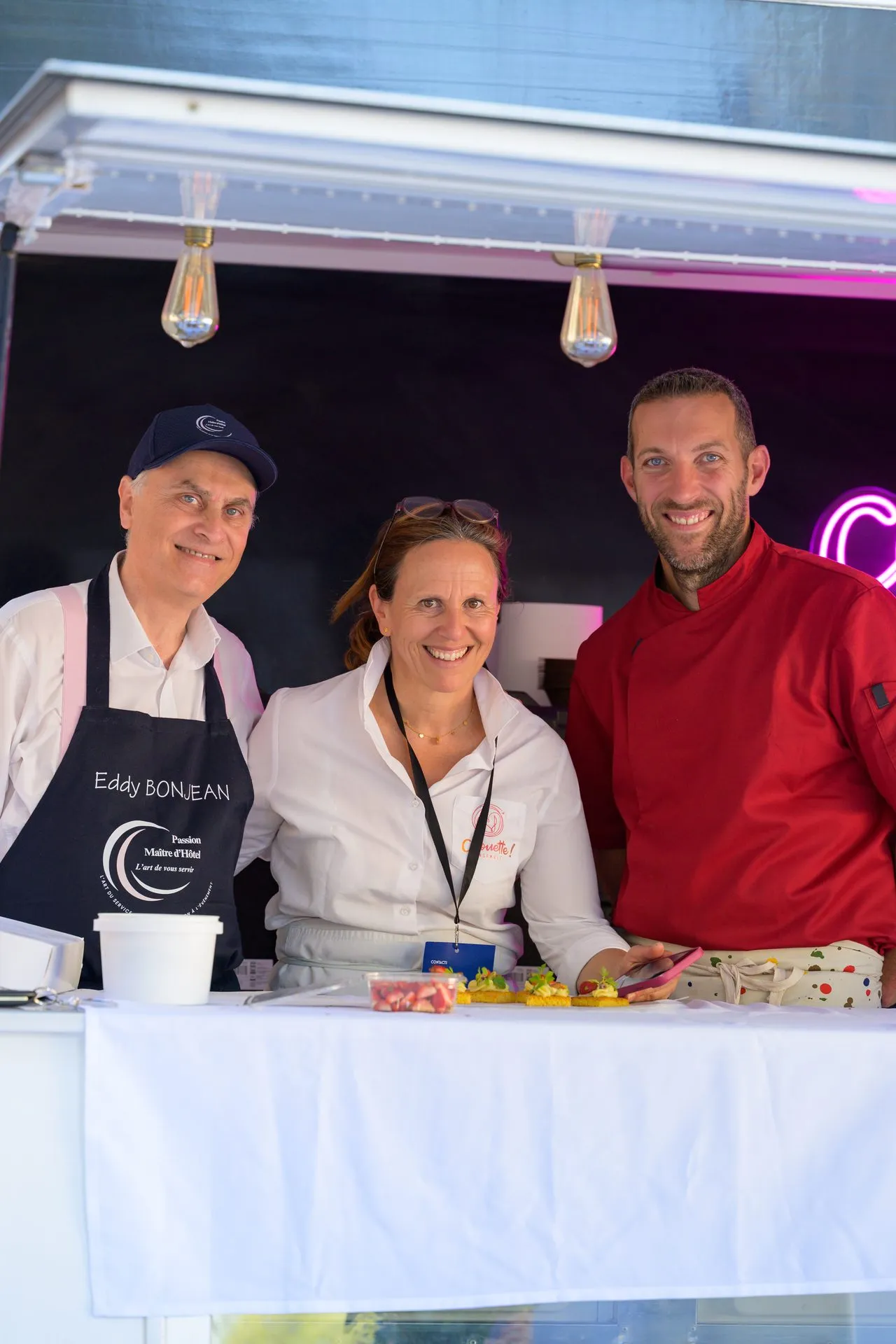 L'équipe de Chouette Ensemble derrière le comptoir du camion