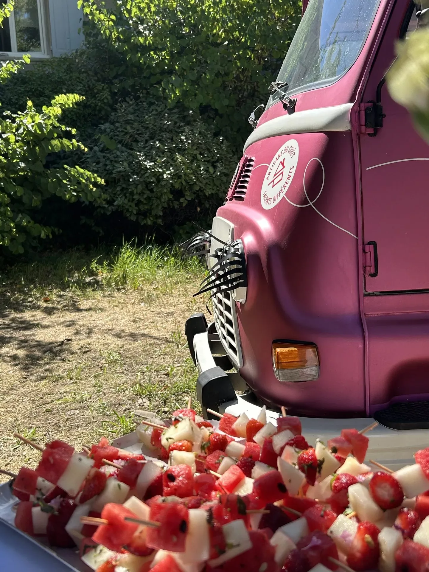 Le camion gourmand et un plateau de brochettes tomate-mozzarella
