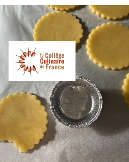 Pâte à tarte découpée en disques, à côté du logo du Collège Culinaire de France