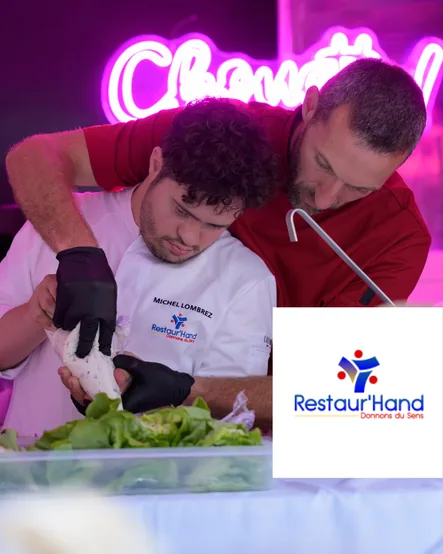 Deux cuisiniers dressent une assiette lors d'un concours Restaur'Hand